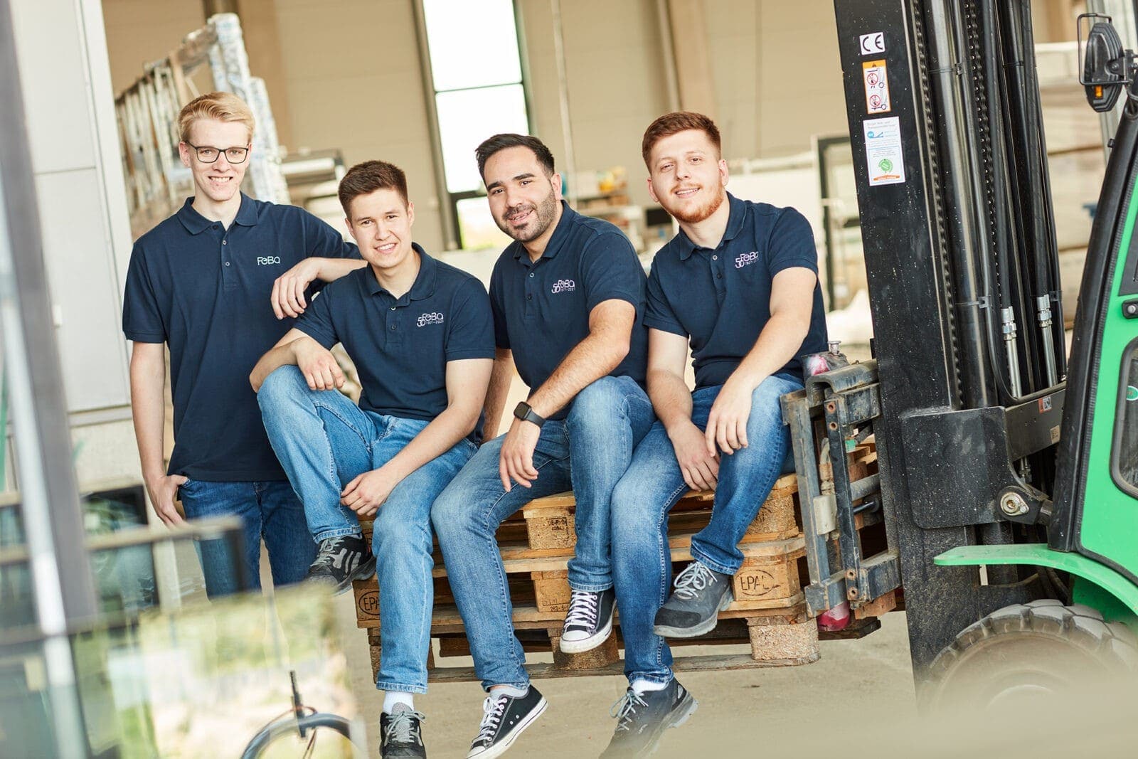 Mitarbeiter in der Fensterproduktion bei FeBa Fensterbau