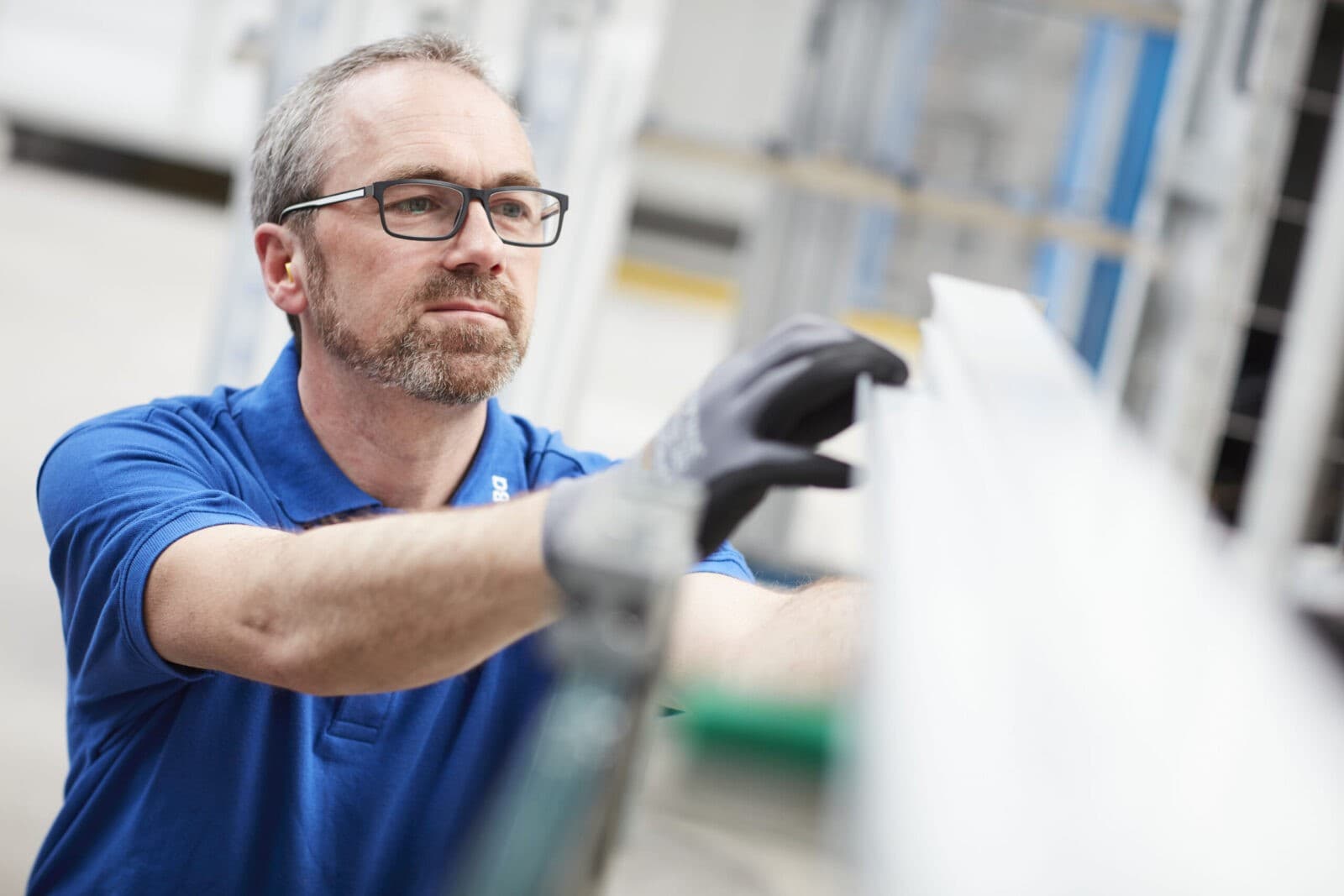 Mitarbeiter in der Fensterfertigung bei FeBa Fensterbau